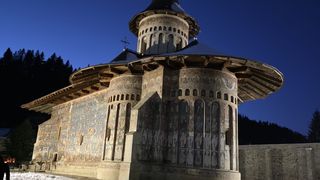 Mănăstirea Voroneț, cu ani &icirc;n urmă (fațada de Sud)