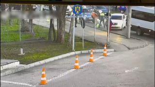 Doi minori și un șofer de ride-sharing s-au luat la bătaie &icirc;n mijlocul străzii, &icirc;n Ploiești. Și-au &icirc;mpărțit pumni și picioare p&acirc;nă să vină Poliția 