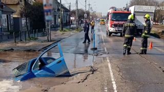 VIDEO Mașină &icirc;nghițită de un crater plin cu apă &icirc;n Budapesta. O avarie la conducta de apă a fost la un pas să provoace o tragedie