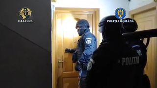 Mascații au intrat peste o mamă și fetița ei, din greșeală. Femeia suferise recent un infarct, iar copila a făcut atac de panică: &rdquo;Am tremurat&rdquo; 