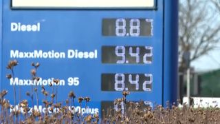 VIDEO Scumpirea petrolului se vede direct la raft. Rom&acirc;nii simt deja efectele conflictului din Orientul Mijlociu