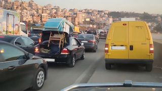 Sute de mii de libanezi, pe drumuri din cauza războiului