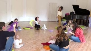 VIDEO &bdquo;&Icirc;i ajută &icirc;n primele rapoarte cu lumea&rdquo;. Muzica, limbajul preferat al bebelușilor