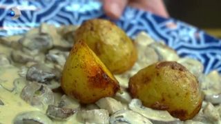 VIDEO Rețetă simplă și gustoasă: cartofi copți cu sos de ciuperci