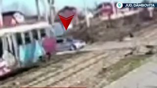 VIDEO Accident feroviar grav &icirc;n D&acirc;mbovița. 4 oameni au ajuns la spital după ce un șofer a ignorat semnalele la trecerea peste calea ferată