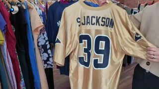 VIDEO &bdquo;Te evidențiezi foarte bine &icirc;n mulțime&rdquo;. Cum &icirc;ți &icirc;nnoiești garderona din...second-hand