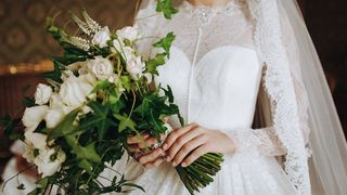 O femeie din Suceava a ajuns să fie cercetată, după ce s-a căsătorit de două ori &icirc;n șase luni. Ce acuzații i se aduc