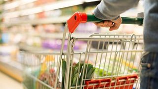 VIDEO Inflația răm&acirc;ne pe loc, prețurile sunt &icirc;n creștere. Care sunt cele mai scumpe produse