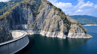 VIDEO Poluare cu combustibil &icirc;n Lacul Vidraru. Intervenții urgente și probleme grave pentru localnici