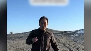 VIDEO Ambasadorul Japoniei, prins &icirc;ntr-un pantof la Vulcanii Noroioși din Buzău