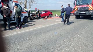 Accident mortal &icirc;n Constanța. O femeie a decedat, alte patru persoane au fost rănite, după ce două mașini s-au ciocnit violent