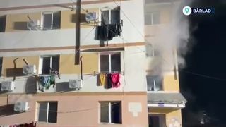 VIDEO Explozie &icirc;ntr-un bloc din B&acirc;rlad! Doi oameni au fost transportați la spital