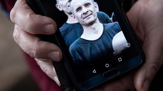 Un soldat ucrainean s-a &icirc;ntors la familia care l-a crezut mort timp de 3 ani. Mama sa l-a &icirc;ngropat, dar bărbatul s-a &icirc;ntors acasă: &bdquo;Dumnezeule, de c&acirc;t timp te aștept, dragul meu fiu&rdquo;