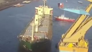 VIDEO Impact violent &icirc;n portul Constanța! Momentul &icirc;n care o navă scumpă intră &icirc;ntr-o macara plutitoare