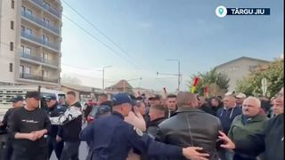 VIDEO Protest masiv la T&acirc;rgu Jiu! Peste o mie de mineri au ieșit &icirc;n stradă după anunțul concedierilor