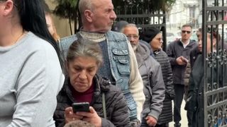 VIDEO Cozi și reduceri la ghișeele de taxe: rom&acirc;nii se grăbesc să profite de bonificații și facilități fiscale