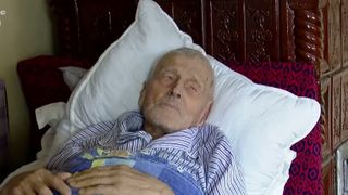 VIDEO El este Vasile, cel mai v&acirc;rstnic pacient operat cu succes la spitalul din Pașcani. Are 102 ani și 84 de zile