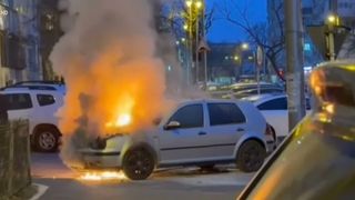 VIDEO Momente de panică &icirc;n Galați! O mașină a luat foc &icirc;n mers