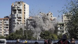 VIDEO Momentul &icirc;n care o clădire de 15 etaje din Beirut este distrusă de rachetele Israelului