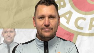 Fost fotbalist, condamnat la &icirc;nchisoare după ce și-a jefuit propria familie. A ieșit cu rudele &icirc;n oraș, &icirc;n timp ce complicele fura sute se mii de lire din casa socrilor