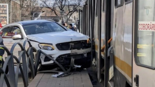 Două persoane rănite, după ce un șofer a intrat cu mașina &icirc;n stația de tramvai. Victimele au ajuns la spital 