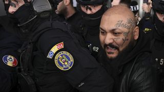 Dani Mocanu și fratele lui, separați &icirc;n &icirc;nchisoare. Ce a cerut manelistul c&acirc;nd a ajuns după gratii