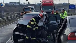 VIDEO Carambol pe centura orașului Suceava. Patru oameni au ajuns la spital