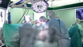 VIDEO Operație rară la Spitalul Foișor. O femeie de 82 de ani poate să meargă din nou