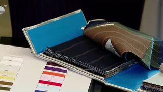 VIDEO &bdquo;Primul pas este...&rdquo;. Cum se pregătește un costum pe comandă