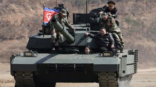 VIDEO Coreea de Nord, pregătită de război. Fiica de 13 ani a lui Kim Jong-un a condus un tanc alături de tatăl ei