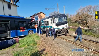 Accident cumplit &icirc;ntre un tren și un autobuz plin cu elevi: &rdquo;A fost &icirc;nspăim&acirc;ntător&rdquo;. S-a dat alarma &icirc;n Italia 