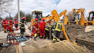 Muncitor &icirc;ngropat de viu &icirc;n Argeș. Un mal de păm&acirc;nt s-a prăbușit peste bărbatul de 44 de ani și l-a ucis