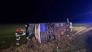 A fost activat Planul Roșu de intervenție! Autocar cu 44 de persoane s-a răsturnat &icirc;n Galați