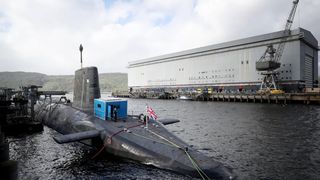 Un iranian și o rom&acirc;ncă, arestați după o tentativă de pătrundere &icirc;ntr-o bază nucleară britanică! Se crede că ar fi spioni iranieni