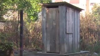 O femeie de 45 de ani a murit după ce a căzut &icirc;n latrina din gospodărie