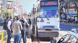 Femeie lovită de tramvai &icirc;n București, după ce a traversat pe roșu