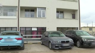 VIDEO &bdquo;Avem cheltuielile foarte mari&rdquo;. Au mașini străine, dar stau &icirc;n locuințe sociale