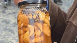 VIDEO &bdquo;Nu trebuie să fie neapărat scumpă&rdquo;. Mierea reinventată de la Blaj