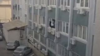 Polițistă anchetată după ce a fost surprinsă șterg&acirc;nd geamurile instituției. Femeia era ieșită pe fereastră, la etaj, fără echipament 