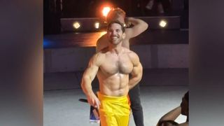 VIDEO Scandal la Circul Metropolitan din București. Numărul de striptease cu tricolorul Rom&acirc;niei st&acirc;rnește controverse aprinse