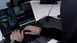 VIDEO Spoofingul, o nouă metodă de fraudă. Infractorii cibernetici folosesc identitatea poliției pentru a frauda oamenii