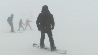 VIDEO Iarna nu pleacă de la munte. Se &icirc;nregistrează ninsori și zăpadă de peste un metru 