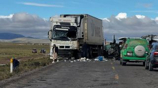 VIDEO Microbuz spulberat de un TIR. Cel puțin 13 oameni au murit pe loc