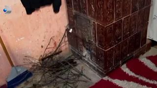 Familia nu au bani să cumpere lemne și se &icirc;ncălzesc cu ce au