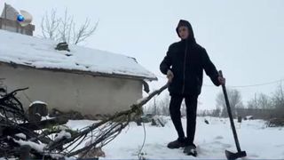 Băiatul &icirc;și ajută mama cu treburile din gospodărie