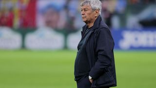 &Icirc;n ce stare e Mircea Lucescu, după ce i s-a făcut rău &icirc;naintea antrenamentului echipei naționale. Selecționerul răm&acirc;ne internat: &bdquo;Urmează să mai fiu supus unor investigații&rdquo;