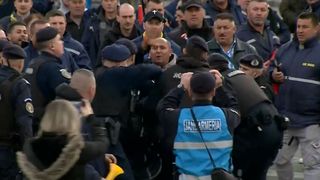 VIDEO Protest violent &icirc;n București. Minerii și jandarmii s-au bătut &icirc;n Piața Victoriei