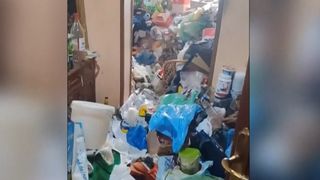 VIDEO Curățenie cu executorul judecătoresc &icirc;ntr-un apartament din Craiova. O avocată păstrează tone de gunoi &icirc;n locuință și &icirc;și terorizează vecinii