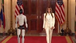 VIDEO Melania Trump, umăr la umăr cu AI-ul la summit 