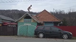 Un t&acirc;năr de 26 de ani a provocat panică &icirc;n Bacău! S-a urcat pe un acoperiș, a aruncat cu țigle &icirc;n polițiști și a avut o cerință neobișnuită pentru a cobor&icirc;. Ireal ce a solicitat autorităților 